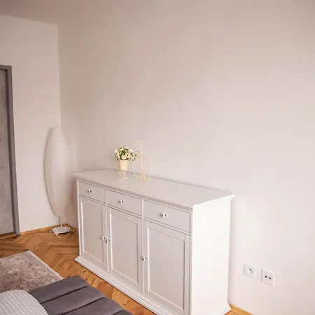 Apartment Prostorny V Centru U Reky, 2 Loznice, Balkon