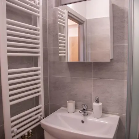 Apartment Prostorny V Centru U Reky, 2 Loznice, Balkon Hradec Kralove