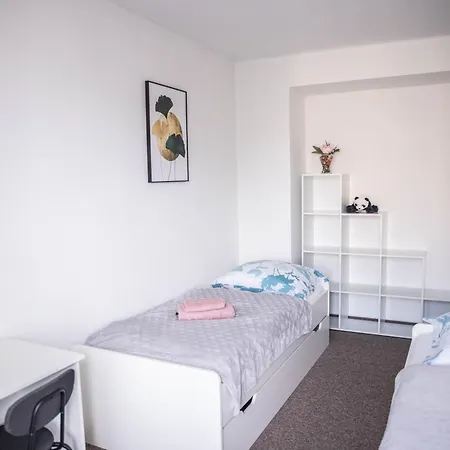 Prostorny V Centru U Reky, 2 Loznice, Balkon Apartment