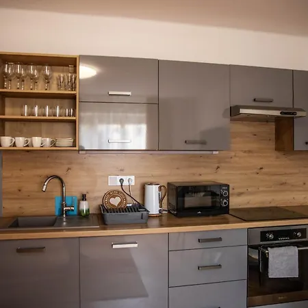 Prostorny V Centru U Reky, 2 Loznice, Balkon Apartment *