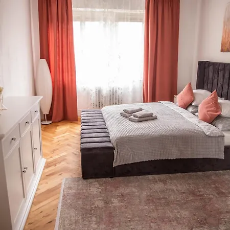 Prostorny V Centru U Reky, 2 Loznice, Balkon