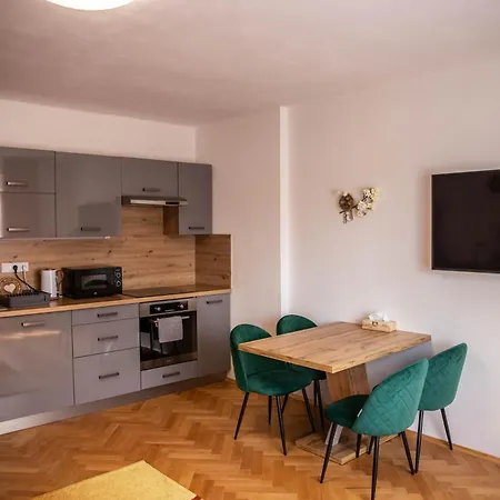 Prostorny V Centru U Reky, 2 Loznice, Balkon