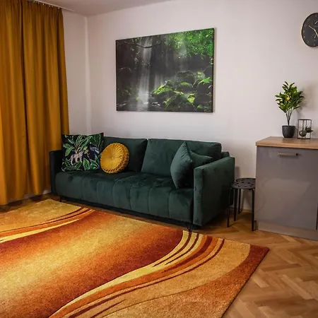 Prostorny V Centru U Reky, 2 Loznice, Balkon * Hradec Kralove